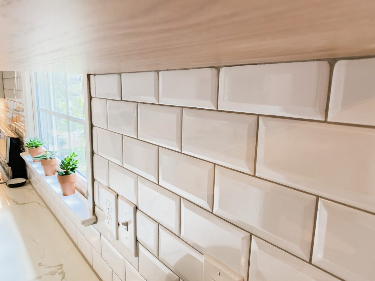 ELIASON KITCHEN COMPLETE Beveled White Subway tiles 2