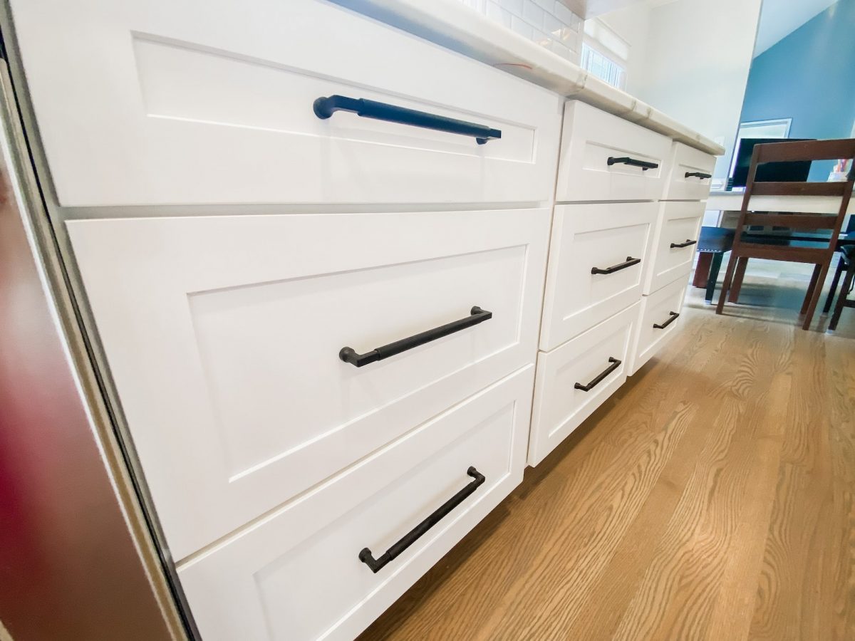 ELIASON KITCHEN COMPLETE - shaker style drawers with black matte drawer pulls